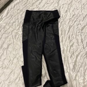 Woman’s faux leather leggings with side pockets